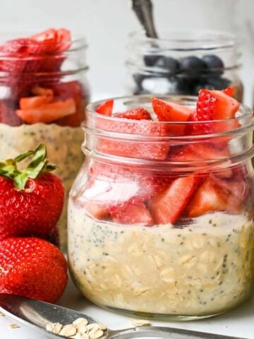 featured image for this protein overnight oats recipe