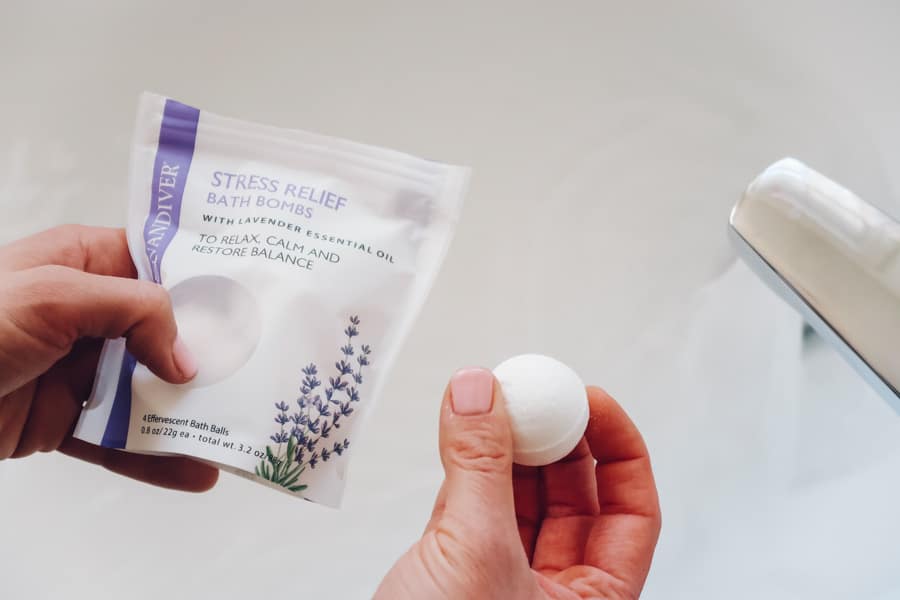 Looking to reduce stress naturally? healthy Lifestyle Blogger Momma Fit lyndsey is sharing her simple routine for how to reduce stress with stress relieving essential oils