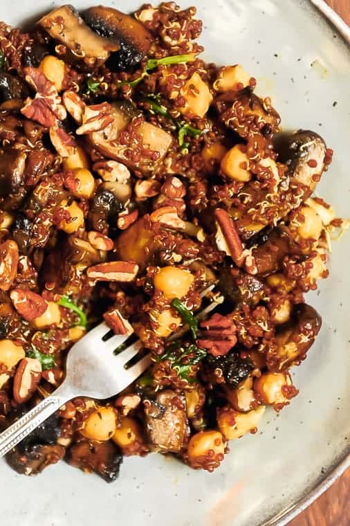 This Instant Pot Quinoa Power Bowl is full of nourishing ingredients like quinoa, chickpeas, spinach and mushrooms! Momma Fit Lyndsey brings you a chickpea vegan buddha bowl that is easy to make with instant pot quinoa and veggies. Delicious healthy lunch recipe for clean eating and plant based lunch ideas.