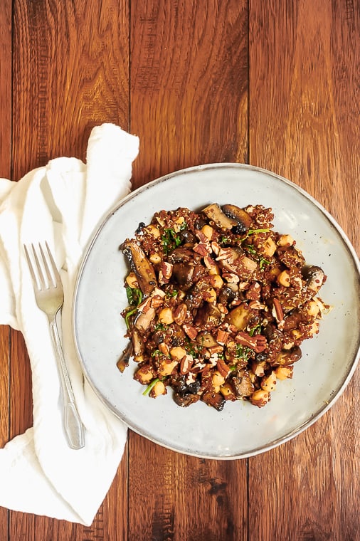 This Instant Pot Quinoa Power Bowl is full of nourishing ingredients like quinoa, chickpeas, spinach and mushrooms! Momma Fit Lyndsey brings you a chickpea vegan buddha bowl that is easy to make with instant pot quinoa and veggies. Delicious healthy lunch recipe for clean eating and plant based lunch ideas.