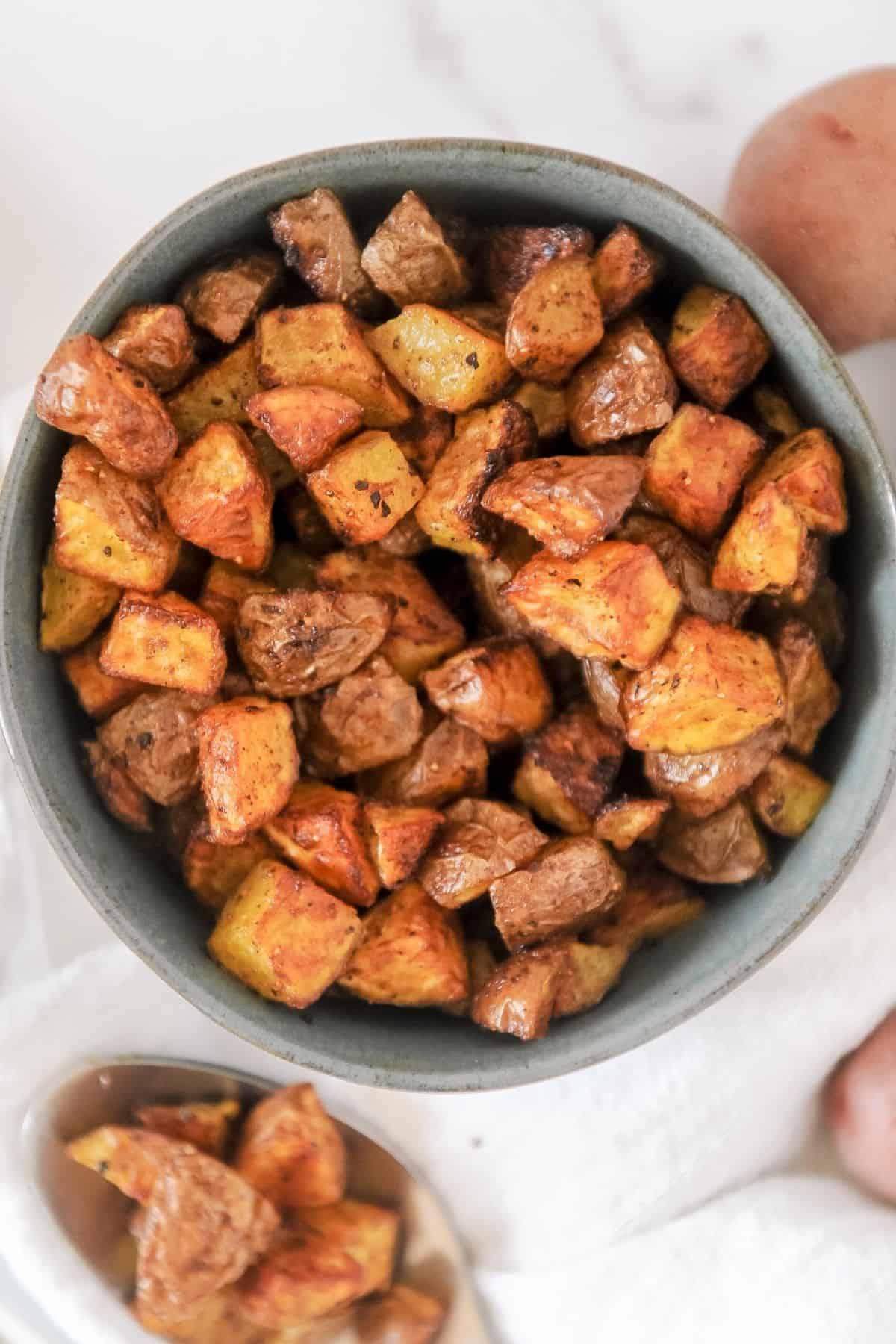 air fryer breakfast potatoes in a gray bowl.