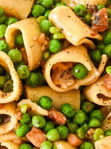 close up of pasta with peas and pancetta featured image.